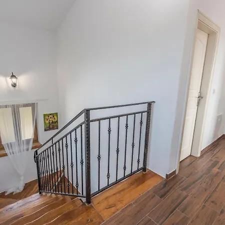 Dada Villa *